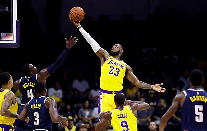 Κρατά το «23» ο Λεμπρόν, το «3» παίρνει ο Ντέιβις