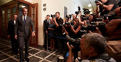 Guardian: Ο νέος πρωθυπουργός Μητσοτάκης έχει βάλει τις μηχανές στο φουλ