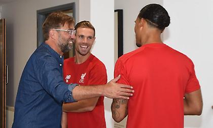 Επέστρεψαν οι «αδειούχοι» και τους αγκάλιασε ο Κλοπ (video)