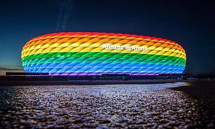 «Βάφτηκε» στα χρώματα του Pride το Allianz Arena