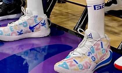 Τα παπούτσια του Γιάννη εμπνευσμένα από το «γλωσσοδέτη» του επωνύμου του (pic)