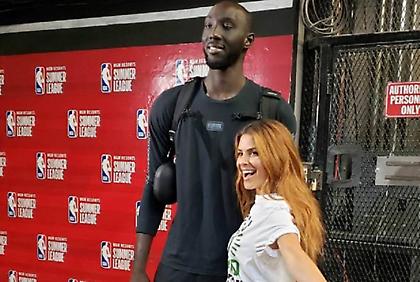 Θαυμάστρια του γίγαντα Τάκο Φολ η Μαρία Μενούνος (pics)