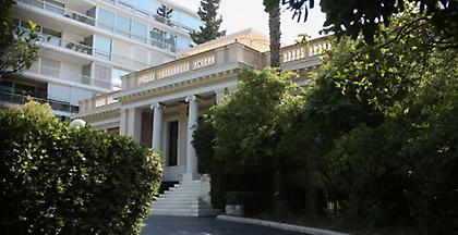 Συνάντηση Μητσοτάκη - Αβραμόπουλου και σύσκεψη για το μεταναστευτικό