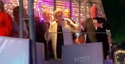 Η Τερέζα Μέι (ξανα)χορεύει υπό τους ήχους του «Dancing Queen» (video)