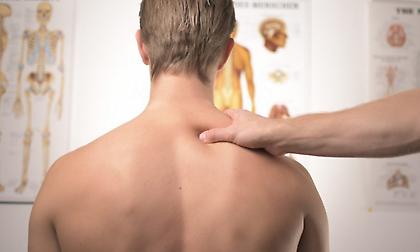 6 ασκήσεις που «διώχνουν» τους πόνους στην πλάτη