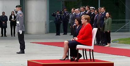 Η Άγγελα Μέρκελ καθιστή και πάλι σε τελετή ανάκρουσης εθνικών ύμνων