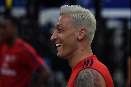 Μεσούτ Εζίλ: Έχασε ένα στοίχημα και… έγινε ξανθός! (video)