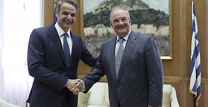 Σε πολύ καλό κλίμα η συνάντηση Μητσοτάκη - Καραμανλή