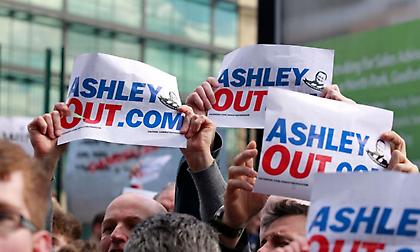 Διαμαρτυρίες φίλων της Νιουκάστλ κατά του ιδιοκτήτη Μάικ Άσλεϊ