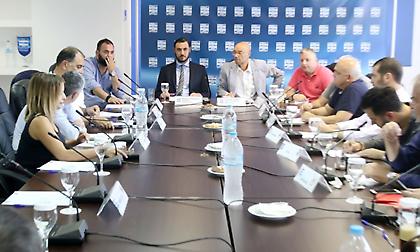 Αναβαθμίζει την εικόνα στα γήπεδα η λίγκα, με κεντρική διαχείριση στις πινακίδες