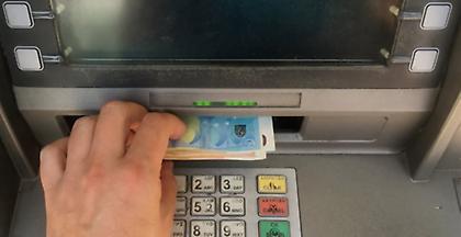 Πιο ακριβές οι αναλήψεις από τα ΑΤΜ: Οι εξηγήσεις των τραπεζών