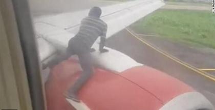 Νιγηρία: Άνδρας σκαρφαλώνει στο φτερό αεροπλάνου κατά την απογείωση (vid)