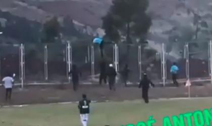 Διαιτητής σκαρφάλωσε στα κάγκελα για να γλιτώσει το λιντσάρισμα (video)