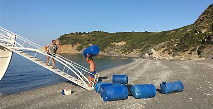 Πρωτοτυπεί η Σκιάθος: Βαρέλια από μυδοκαλλιέργειες για πυροπροστασία