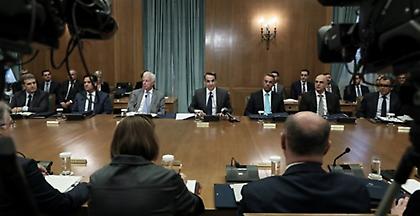 «Ψαλίδι» κυβέρνησης σε μετακλητούς υπαλλήλους για να περιορίσει το κόστος