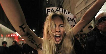 Γυμνόστηθη διαμαρτυρία υπέρ της Ρακέτε στην Ιταλία