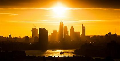 Προβλήματα σε τρένα και πτήσεις στη Βρετανία ως αποτέλεσμα του καύσωνα