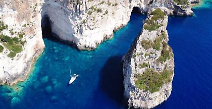 Παξοί: Αφιέρωμα στις σμαραγδένιες σπηλιές με τα μαγευτικά τιρκουάζ νερά