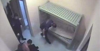 Αδιανόητο: Σκότωσε τον συγκρατούμενό του γιατί δεν τον άφηνε να κοιμηθεί