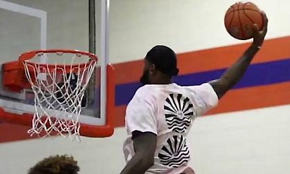 ΛεΜπρον: Dunkfest στην προθέρμανση του γιου του (videos)