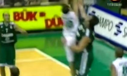 Όταν ο Χατζηβρέττας κάρφωσε τον Σαμπόνις