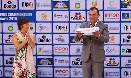 Το λάβαρο του Ευρωπαϊκού Πρωταθλήματος Βετεράνων 2020 παρέλαβε ο Γιάννης Καφενταράκης