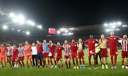 Το γιόρτασαν με τους οπαδούς οι παίκτες του Ολυμπιακού (pics)