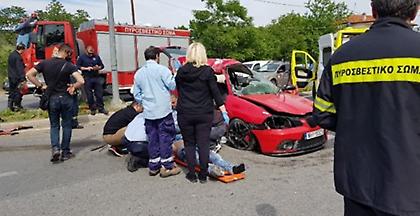 2 άτομα απεγκλωβίστηκαν από τροχαίο στο Ίλιον