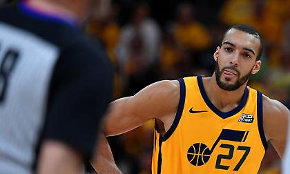 Ο Γκομπέρ δουλεύει στα τρίποντα (video)