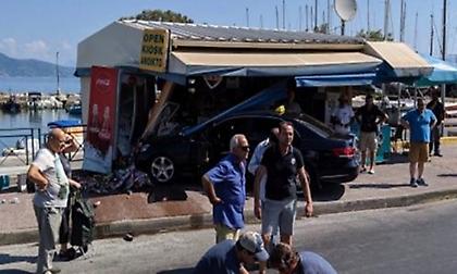 Κέρκυρα: Ταξί έπεσε πάνω σε περίπτερο - Μια τραυματίας