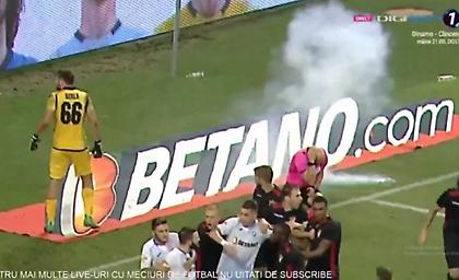 Αναγνωρίστηκε ο οπαδός που πέταξε την κροτίδα στον διαιτητή του Κραϊόβα-Χόνβεντ