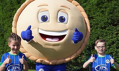 Η νέα μασκότ της Γουίγκαν είναι μια μεγάλη... πίτα (video)