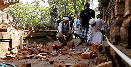 Σε έκτακτη ανάγκη η Ινδονησία: Τουλάχιστον 1 νεκρός μετά τον ισχυρό σεισμό