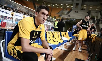 Λαρεντζάκης: «Είχαμε κάποια προβλήματα με την ΑΕΚ, μιλάω με τη Βαλένθια»