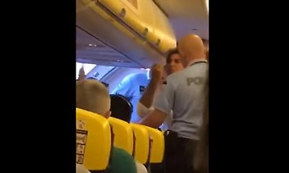 Επεισόδιο Σα Πίντο με αεροσυνοδό, κατέβηκε από το αεροπλάνο (video)