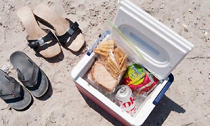 Ξεχάστε το ταπεράκι: Δείτε τι μπορείτε να φάτε όταν βρίσκεστε στην παραλία