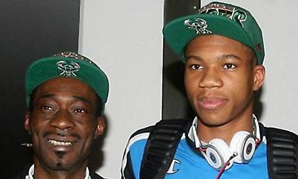 Γιάννης: Δεν ξέχασε τα γενέθλια του πατέρα του (photo)