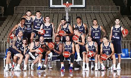 Η… σοβαρή και η ανέμελη ομαδική φωτογραφία της Εθνικής (pics)