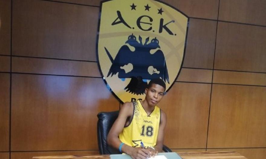 Έγινε επαγγελματίας ο Ογκμπέντε στην ΑΕΚ