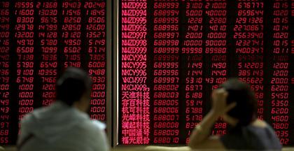 Κλιμακώνεται ο εμπορικός πόλεμος, «βουτιά» μετά την υποτίμηση του γουάν