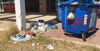 Εικόνες εγκατάλειψης στην Β Πλαζ Βούλας-Σκουπίδια στην παραλία (pics)