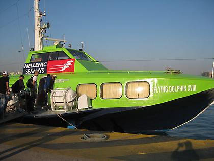 Επιστρέφει στον Πειραιά με μηχανική βλάβη Flying Dolphin με 66 επιβάτες