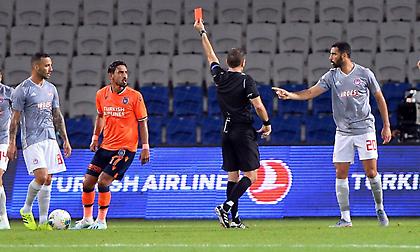 Ένταση στα αποδυτήρια, μοίρασε κάρτες σε παίκτες της Μπασακσεχίρ ο διαιτητής