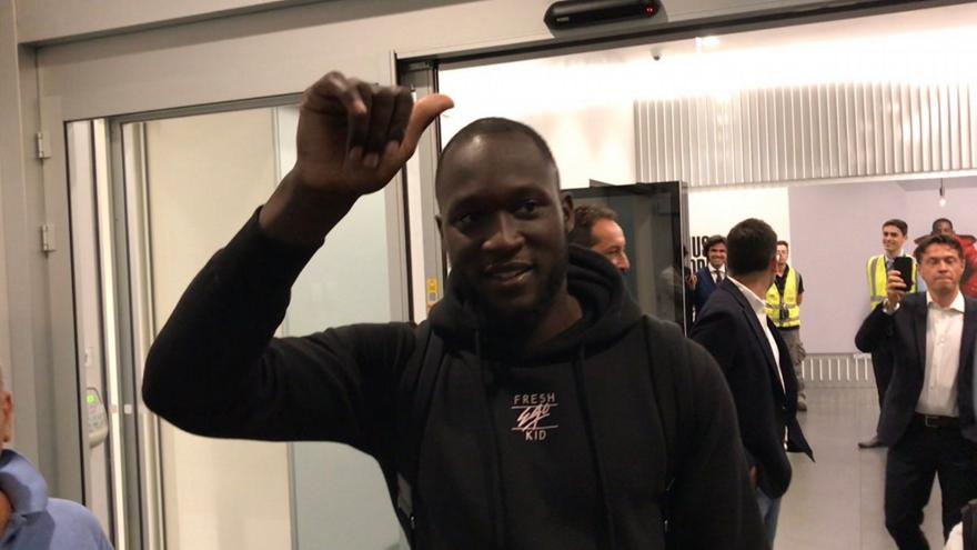 Έφτασε Μιλάνο τα ξημερώματα και αποθεώθηκε ο Λουκάκου