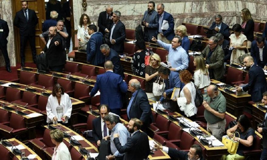 Βουλή: Χαμός και αποχώρηση σύσσωμης της αντιπολίτευσης
