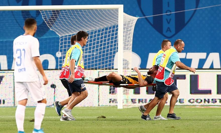 Με φορείο αποχώρησε ο Σιμάο (video)