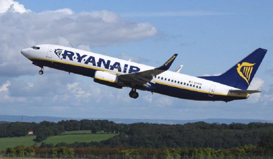 Χαμός σε πτήση της Ryanair με επιβάτη που επιτέθηκε σε αεροσυνοδό