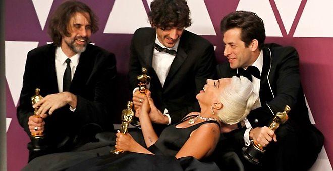 Σε περιπέτειες η Lady Gaga και το «Shallow»