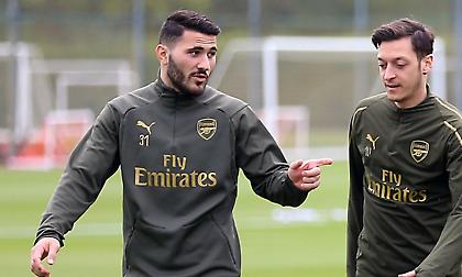 Λόγω απειλών ο αποκλεισμός Εζίλ και Κολάσινατς από το ματς με Νιούκαστλ