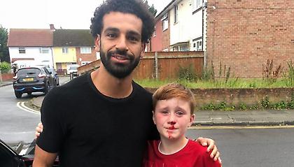 Έπεσε σε κολόνα για να... χαιρετήσει τον Σαλάχ και κέρδισε μια αγκαλιά και μια φωτογραφία (pics)